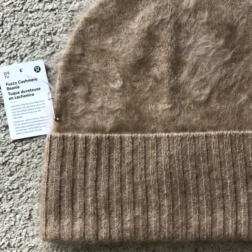 LULULEMON 100% Fuzzy Cashmere Beanie.NWT. - Picture 2 of 3
